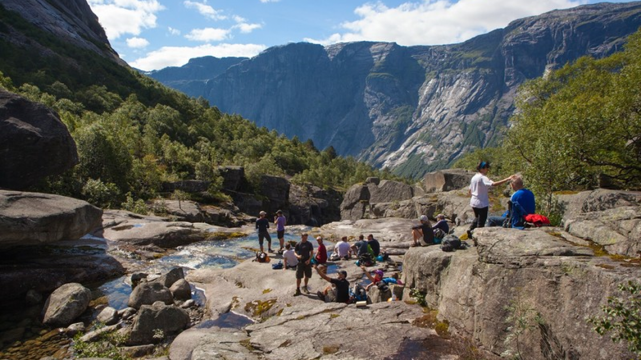Wanderlust Tips Magazine | Keepy-uppy on the 1,200m Trolltunga in Norway