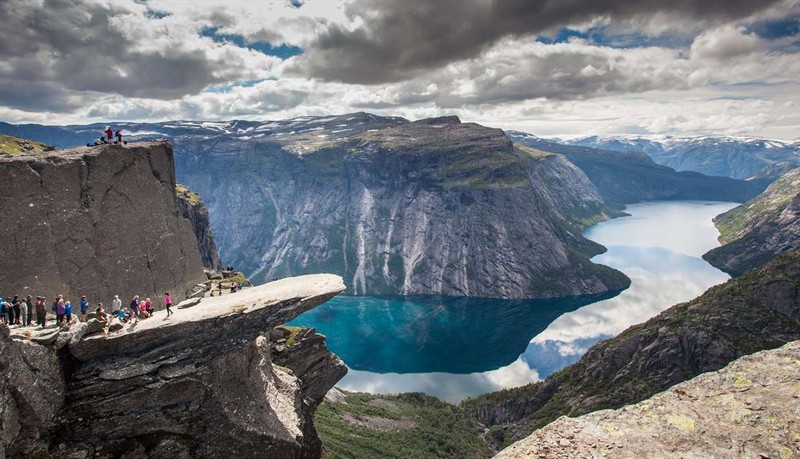 Wanderlust Tips Magazine | Keepy-uppy on the 1,200m Trolltunga in Norway