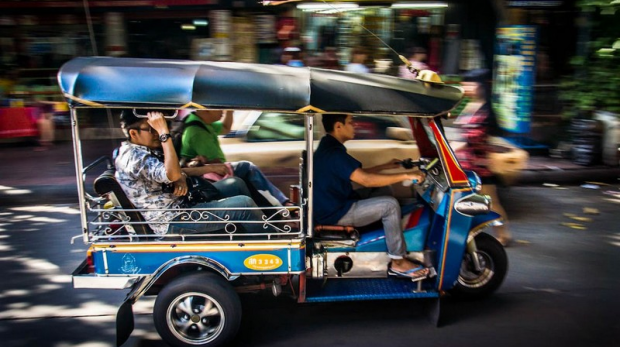 Wanderlust Tips Magazine | Tuk tuk driver in Thailand is accused to "slowdown and signal to bag snatchers"