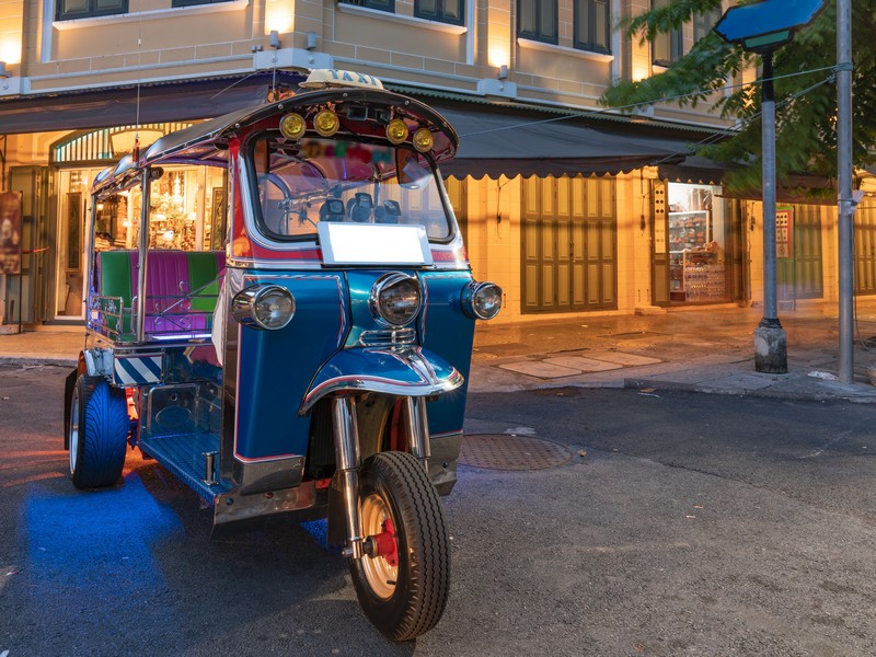 Wanderlust Tips Magazine | Tuk tuk driver in Thailand is accused to "slowdown and signal to bag snatchers"