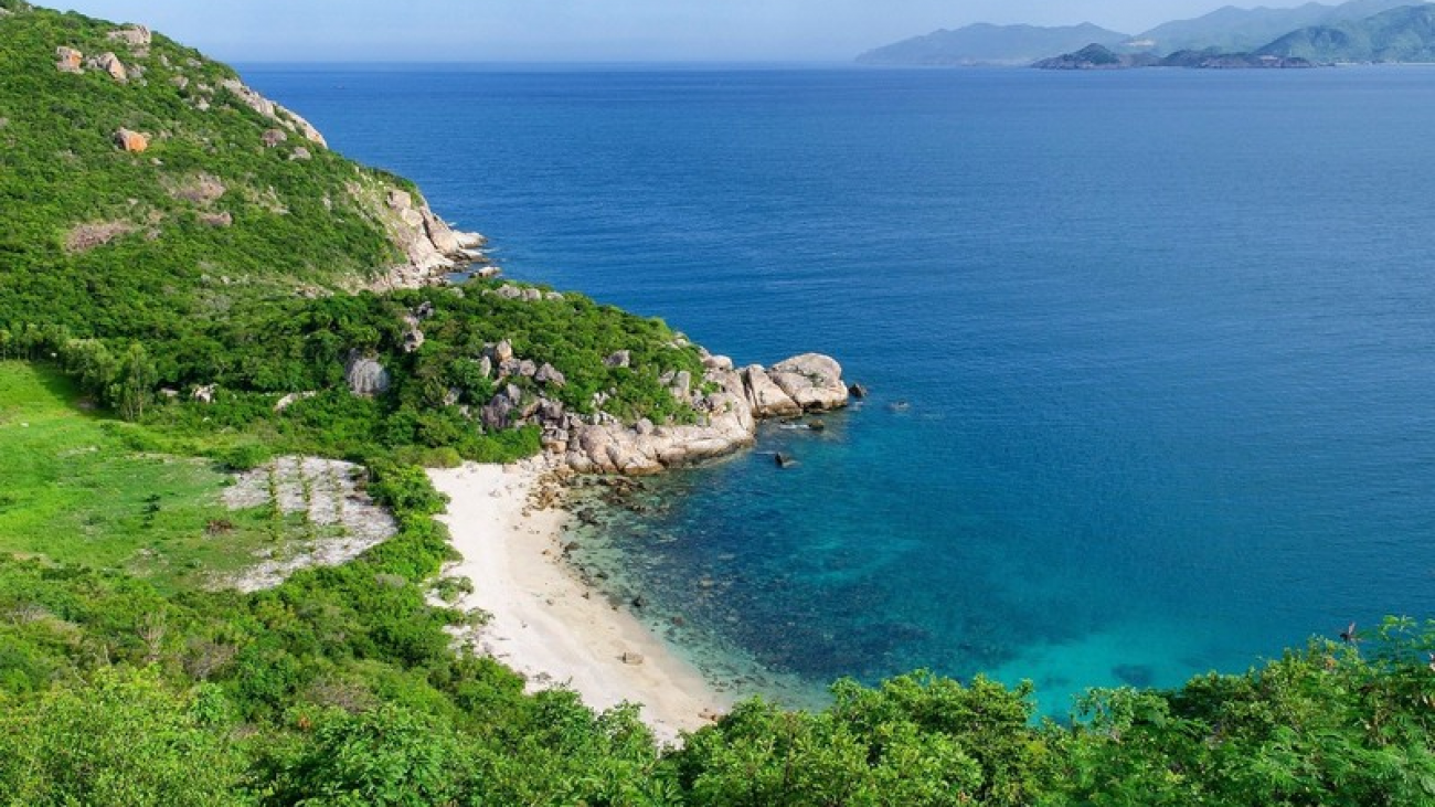 Wanderlust Tips Magazine | Binh Ba Island: Where the blue sky meet the turquoise sea