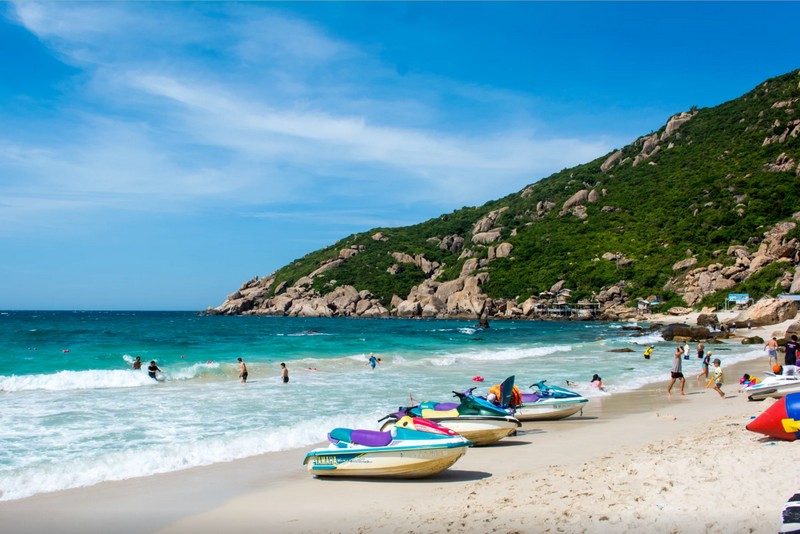 Wanderlust Tips Magazine | Binh Ba Island: Where the blue sky meet the turquoise sea