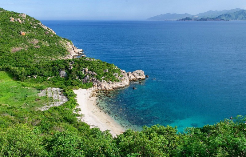 Wanderlust Tips Magazine | Binh Ba Island: Where the blue sky meet the turquoise sea