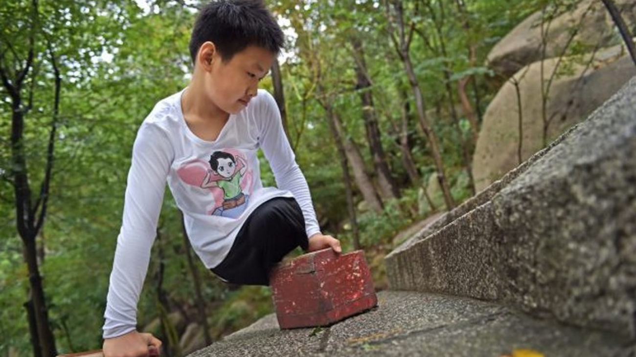 wanderlust-tips-11-year-old-legless-boy-conquered-900m-high-moutain-in-china