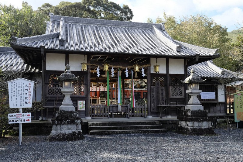 Wanderlust Tips Magazine | Jison-in the temple of breast in Japan