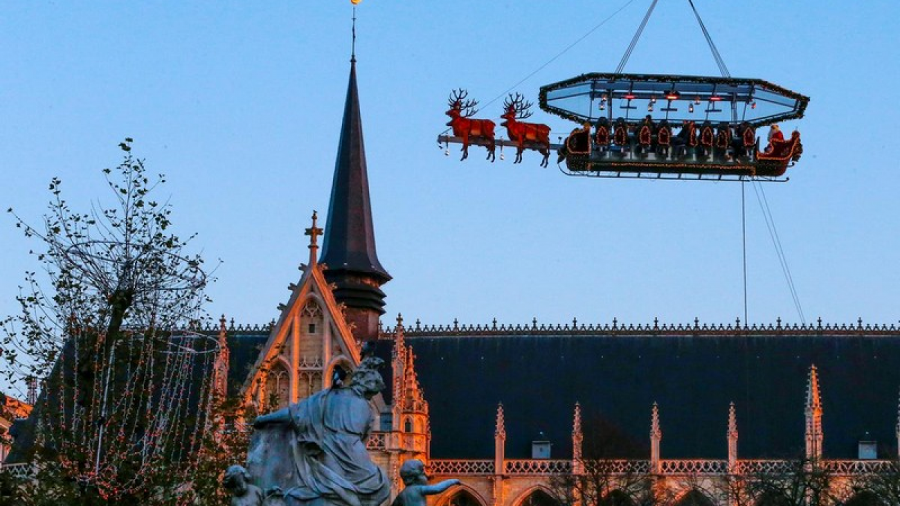 wanderlust-tips-santa-in-the-sky-belgian-dinners-served-in-a-flying-sleigh