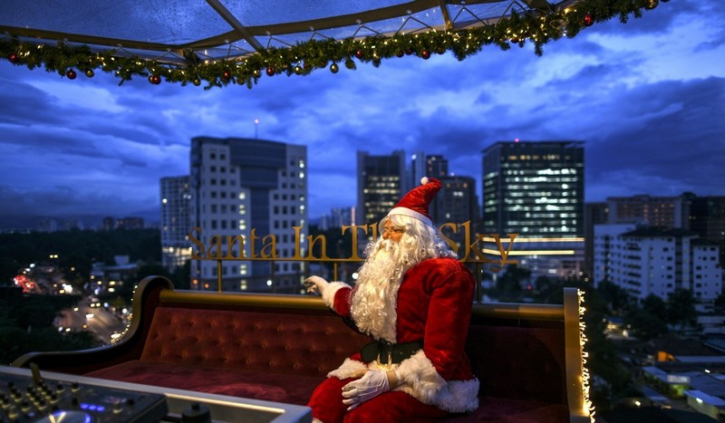 Wanderlust Tips Magazine | Santa in the sky: Belgian dinners served in a flying sleigh