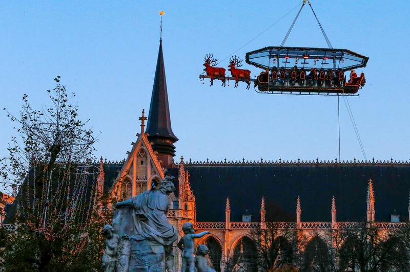 Wanderlust Tips Magazine | Santa in the sky: Belgian dinners served in a flying sleigh