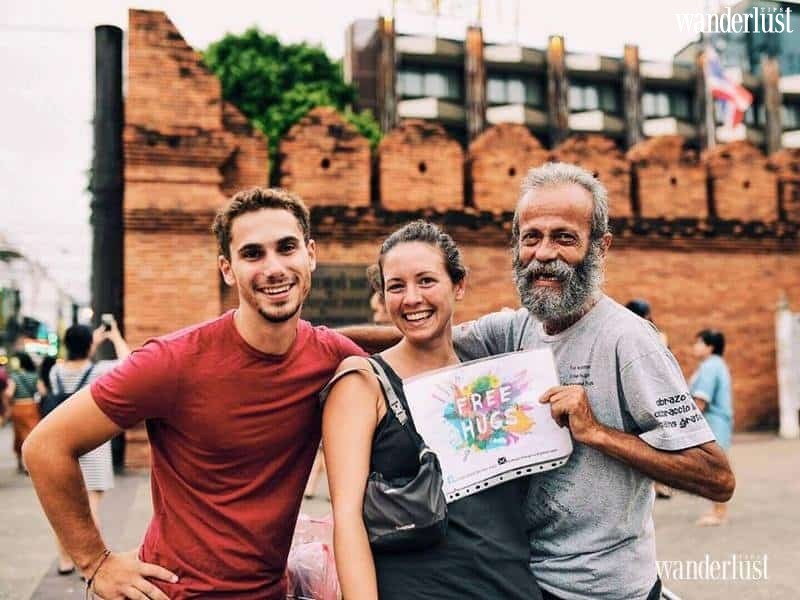 Wanderlust Tips Magazine | A homeless man and his free hugs