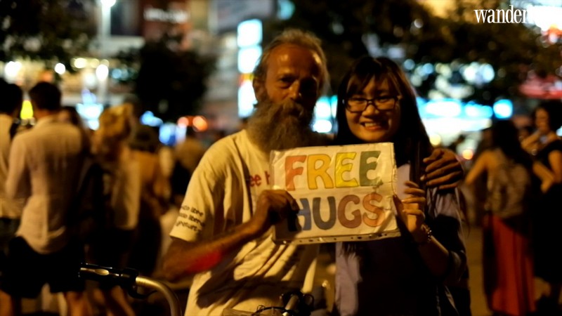 Wanderlust Tips Magazine | A homeless man and his free hugs