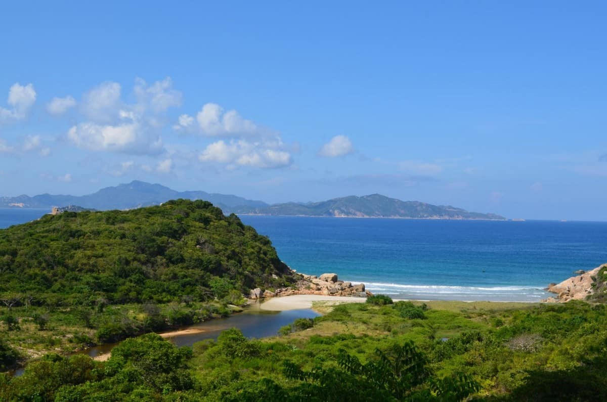 Wanderlust Tips Magazine | 8 must-see places in Phu Yen in the afternoon