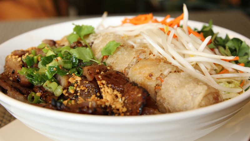 Wanderlust Tips Magazine | Vermicelli dishes in Hanoi: Full of beef with only VND25,000