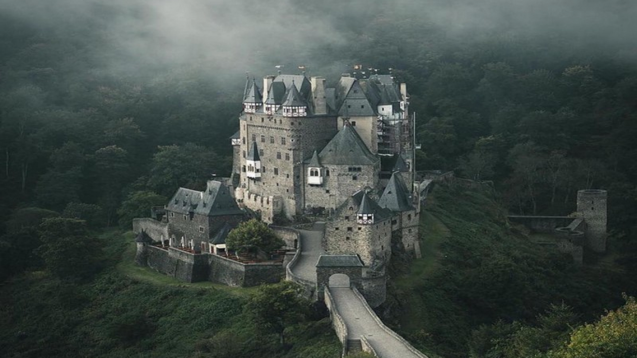 Wanderlust Tips | The 10 most haunted castles around the world