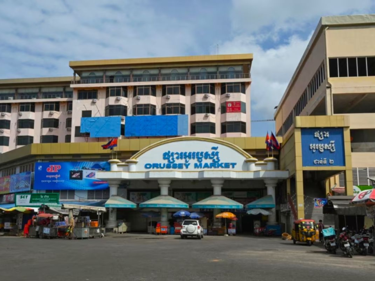 (Wanderlust Tips) Discovering Phnom Penh's Beating Heart A Dive into Orussey Market - 1